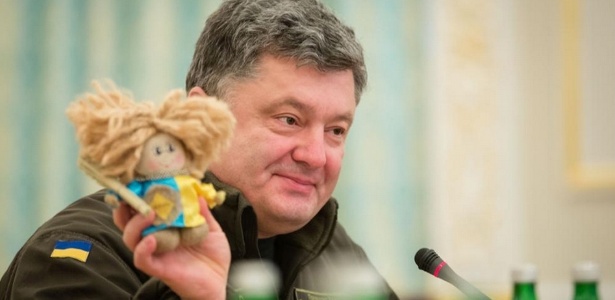 Petro Poroshenko diz consultar ""boneca da sorte"" para tomar decisões no governo - Reprodução/Twitter