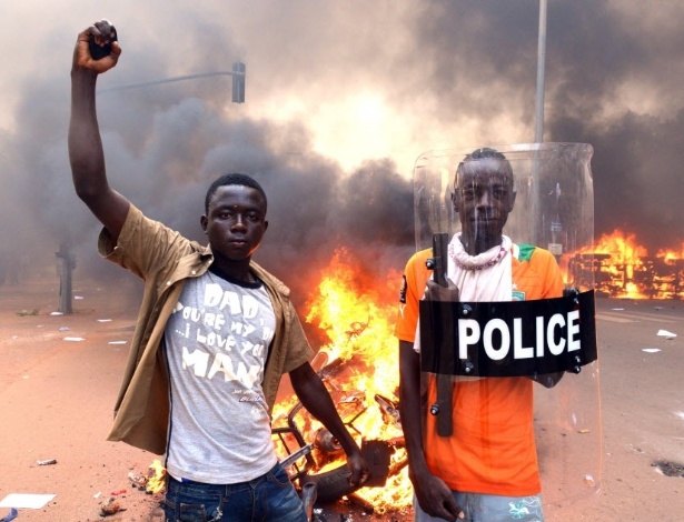 Em imagem de outubro de 2014, manifestantes protestam em frente ao Parlamento de Burkina Fasso, contra o então presidente Blaise Compaoré - Issouf Sanogo/AFP