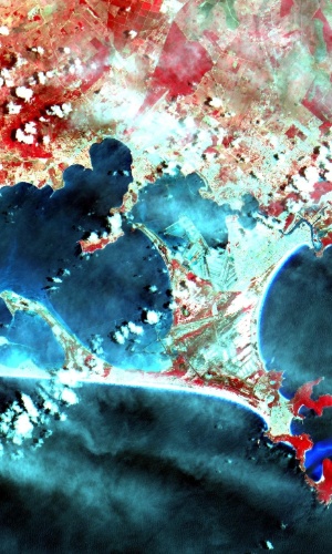 9.dez.2014 - As imagens captadas pelo satélite Cbers-4, desenvolvido em parceria do Brasil com a China, são da região de Cabo Frio e Arraial do Cabo (litoral norte do Rio de Janeiro) e foram produzidas pela câmera Mux, que está acoplada ao Cbers-4, e é a primeira câmera para satélite inteiramente desenvolvida e produzida no Brasil. O equipamento registra imagens no azul, verde, vermelho e infravermelho, em faixas distintas, para uso em diferentes aplicações, como o monitoramento dos setores agrícolas, florestal e no controle do meio ambiente