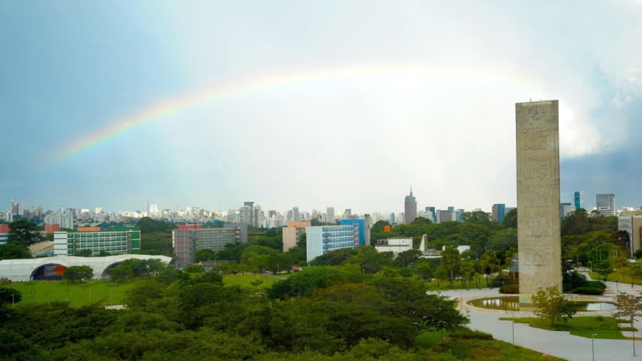 Praça do relógio na USP