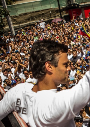 Leopoldo López em discurso a milhares de pessoas em Caracas, em 18 de fevereiro de 2014, antes de se entregar às autoridades que o acusaram de instigar a violência - Meridith Kohut/The New York Times