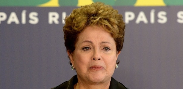 A presidente Dilma Rousseff, que foi torturada durante a ditadura militar brasileira, chora ao receber relatório final da Comissão da Verdade - Evaristo Sa/ AFP