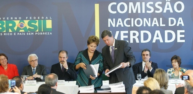 A presidente Dilma Rousseff recebeu nesta quarta-feira (10) das mãos de Pedro Dallari o relatório final da Comissão Nacional da Verdade - Alan Marques - 10.dez.2014 -/Folhapress