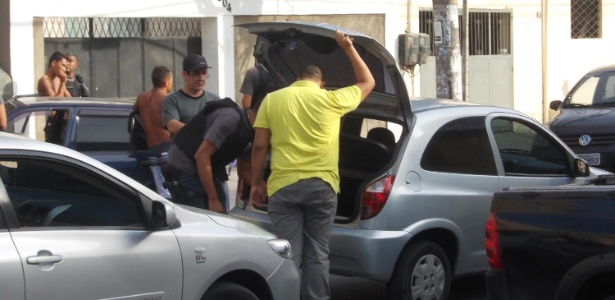 Policiais realizam operação contra acusados de integrar uma milícia na zona oeste do Rio - Arion Marinho/Futura Press/Estadão Conteúdo 