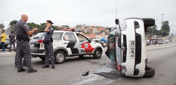  Um carro da Polícia Militar capotou durante uma perseguição a uma moto em SP - Paulo Lopes/Futura Press/Estadão Conteúdo 