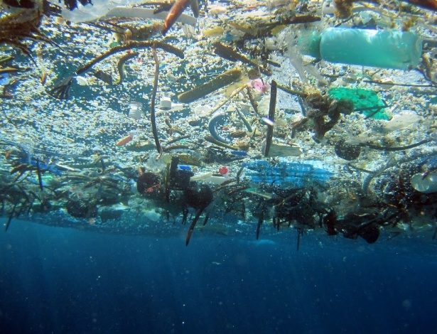 Concentração de plástico e materiais descartados flutua no Oceano Pacífico - NOAA