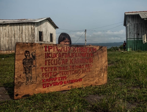 Pintada na aldeia, a placa da autodemarcação evoca o passado guerreiro dos mundurucus - Marcio Isensee e Sá/ Agência Pública