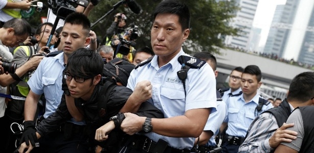 Menfestante é detido em protesto pela democracia em Hong Kong, na China - Athit Perawongmetha/ Reuters