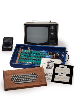 Na imagem, o computador Apple-1 feito na garagem dos pais de Steve Jobs, cofundador da Apple, em 1976. Na época, um desses custava US$ 600 - Christie"s/Reuters/Divulgação