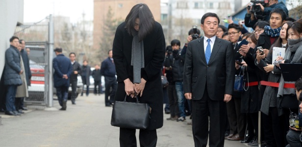 Cho Hyun-ah, filha do presidente da Korean Air, Cho Yang-ho (dir), se curva diante da imprensa em Seul; o pai pediu desculpas pelo comportamento da moça - Song Eun-seok/News1/Reuters