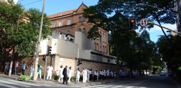  Funcionários da Santa Casa dão um abraço simbólico no complexo hospitalar - J. Duran Machfee/ Estadão Conteúdo