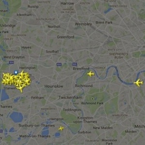 12.dez.2014 - Imagem do site ""Flight Radar 24"" mostra acúmulo de voos no espaço aéreo de Londres na tarde desta sexta-feira  - Reprodução