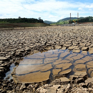 Pequena poça de água é fotografada no leito seco da represa Jaguari-Jacareí, que integra o Sistema Cantareira - Luis Moura/Estadão Conteúdo