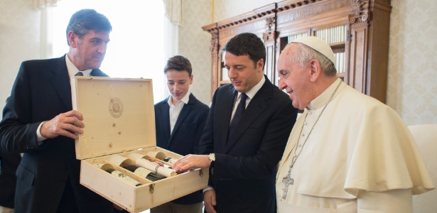 Papa ganha vinho do premiê italiano, Matteo Renxi - Gregorio Borgia/Reuters