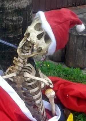 Esqueleto vestido de Papai Noel em Itu (SP); polícia recolheu o "adereço" - Reprodução/Twitter/Filipe Saraiva