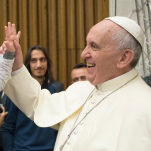 Até o papa Francisco faz piada: "Sabe como um argentino se suicida? Sobe em seu próprio ego e se atira lá de cima!" - Efe/Osservatore Romano