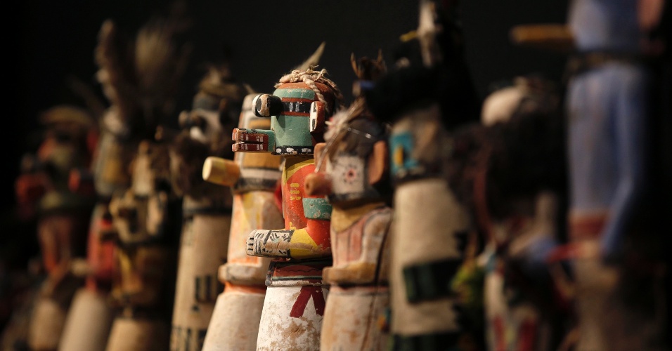 15.dez.2014 - Bonecas Kachina, feitas pelas tribos Nativas Americana Hopi e Zuni, são exibidas na casa de leilões Drouot em Paris, na França