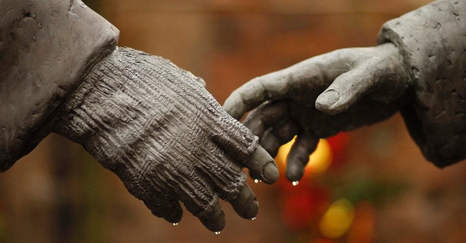 15.dez.2014 - Detalhe de uma escultura de resina, chamada "All Together Now", do artista Andrew Edward, nas ruínas da Igreja de São Lucas em Liverpool, na Inglaterra
