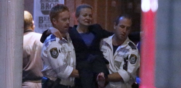 Márcia Mikhael é retirada do café por policiais - Jason Reed/Reuters