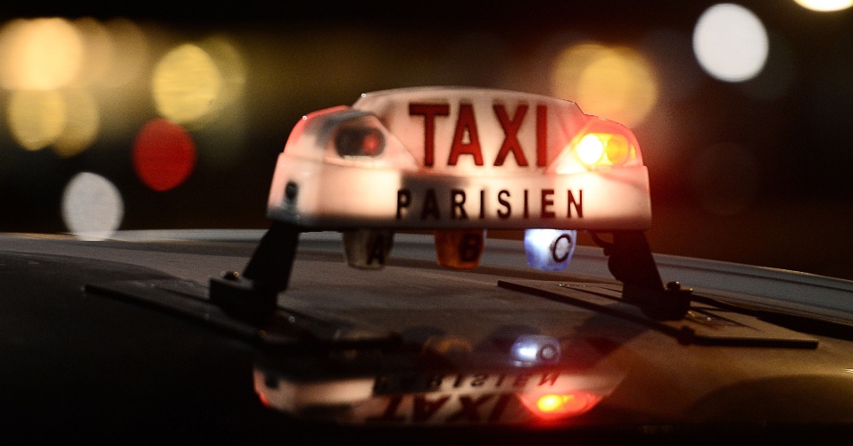 15.dez.2014 - Um letreiro de táxi é retratado no aeroporto de Paris-Orly, em Orly, nos arredores de Paris, na França