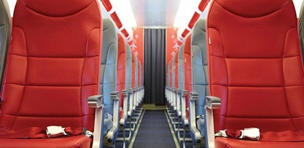 Assentos de avião criados pela Acro têm encosto mais fino, aumentando o espaço para as pernas - Acro/BBC