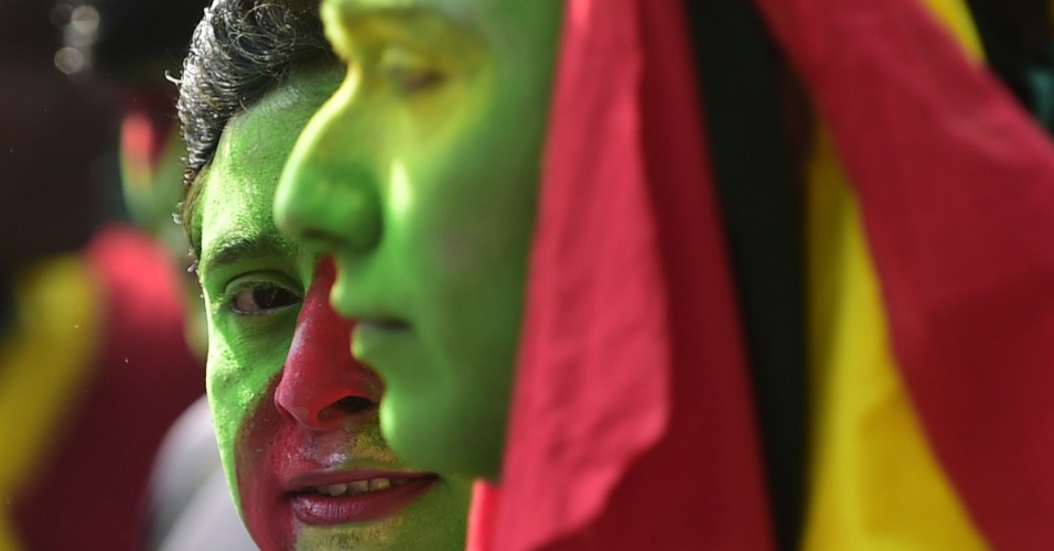 16.dez.2014 - Homens com os rostos pintados com as cores da sua bandeira nacional, participam de uma reunião para marcar o 43º dia da vitória em Dhaka, em Bangladeshi