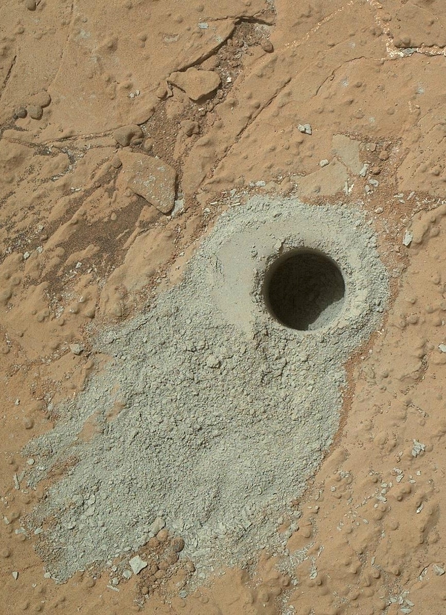16.dez.2014 - A sonda Curiosity da Nasa fez perfuração na rocha chamada de Cumberland, no dia marciano 279 (em março de 2013) durante seus trabalhos em Marte e coletou uma amostra de pó de material do interior da rocha. Moléculas orgânicas foram detectadas na amostra coletada. Além disso, a Curiosity verificou um aumento de dez vezes do metano presente na atmosfera marciana