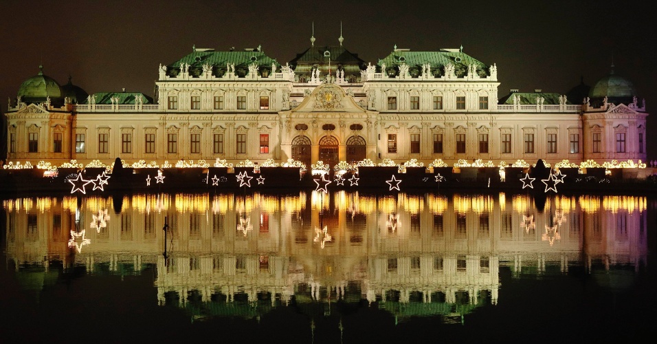 16.dez.2014 - Iluminado para o Natal, palácio Belvedere é refletido em um lago, em Viena, na Áustria