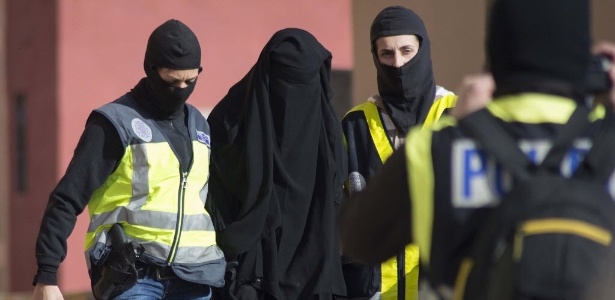 16.dez.2014 - Policiais espanhóis detêm uma mulher em Melilla, suspeita de integrar grupo que recruta mulheres para levar ao Iraque e à Síria a fim de apoiar insurgentes do Estado Islâmico