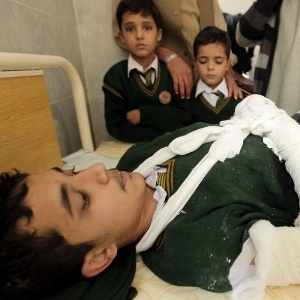 Estudante recebe visita de colegas no hospital de Peshawar, no Paquistão, após ataque do Taleban - Arshad Arbab/ EFE