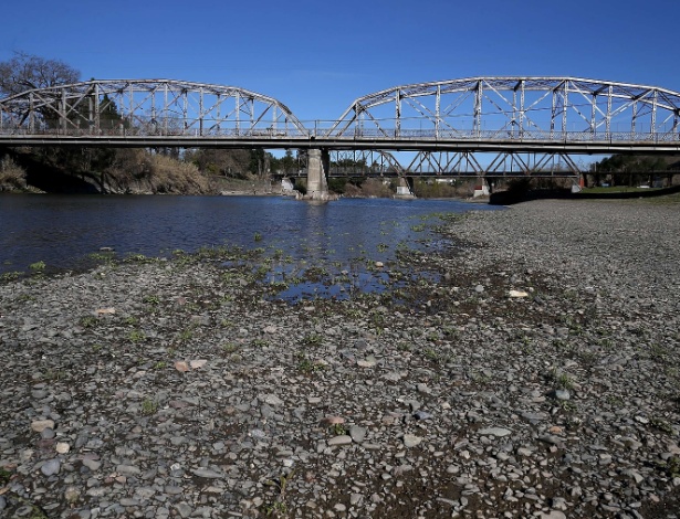 Nível da água aparece bem abaixo da capacidade no rio Russian no Healdsburg Veterans Memorial Beach Park, na Califórnia - Justin Sullivan/Getty Images/AFP