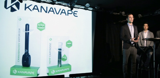 16.dez.2014 - Criadores do "KanaVape" -- cigarro eletrônico de maconha -- apresentam o produto em entrevista coletiva em Paris - Patrick Kovarick/AFP