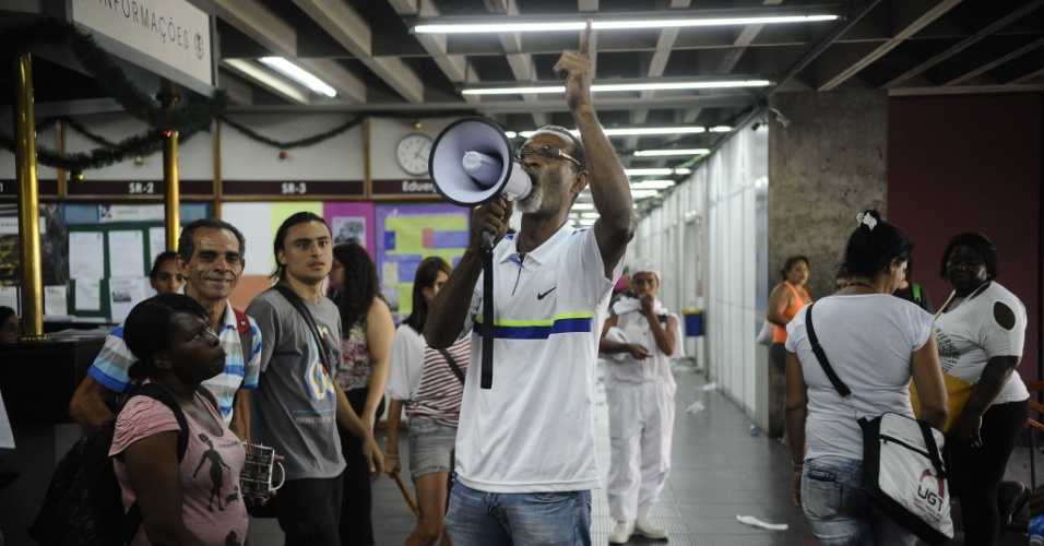 17.dez.2014 - Em greve, funcionários de limpeza da Uerj (Universidade do Estado do Rio de Janeiro), terceirizados pela empresa Construir Arquitetura e Serviços, protestam por falta de pagamento