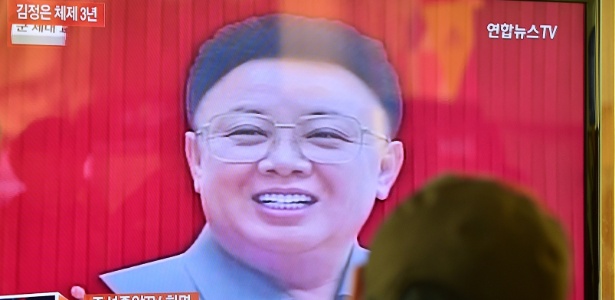 17.dez.2014 - Homem assiste a programa na TV sobre o aniversário da morte do ditador norte-coreano Kim Jong-il, há três anos, em estação de trem em Seul (Coreia do Sul) - Yung Yeon-je/AFP