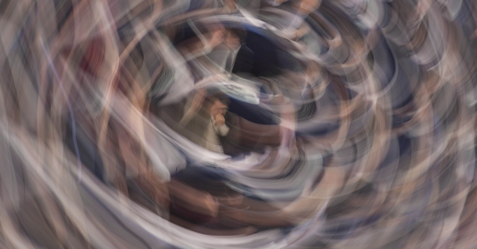 17.dez.2014 - Imagem feita com zoom mostra deputados durante a votação na sessão plenária do Parlamento Europeu em Estrasburgo, na França