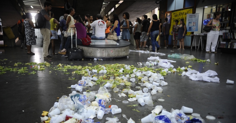 17.dez.2014 - Lixo espalhado nos corredores e entradas da Uerj (Universidade do Estado do Rio de Janeiro) durante greve de funcionários terceirizados da limpeza, por falta de pagamento