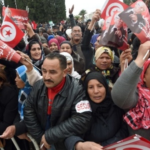 17.dez.2014 - Partidários do candidato à Presidência da Tunísia e ex-premiê Beji Caid Essebsi, 88, acenam com bandeiras - Fethi Belaid/ AFP