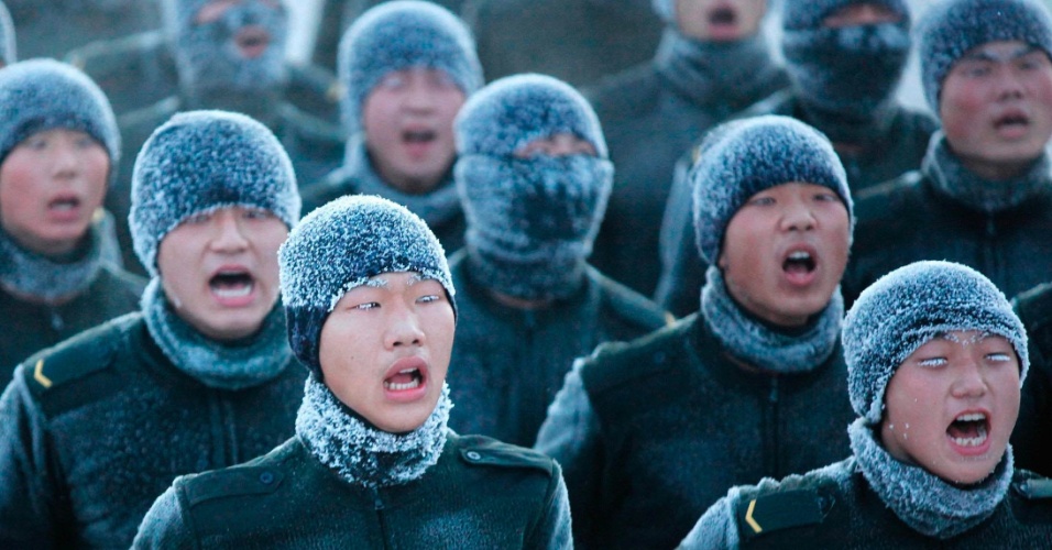17.dez.2014 - Soldados gritam enquanto praticam exercícios em temperaturas de -30ºC em Heihe, na província de Heilongjiang, na China