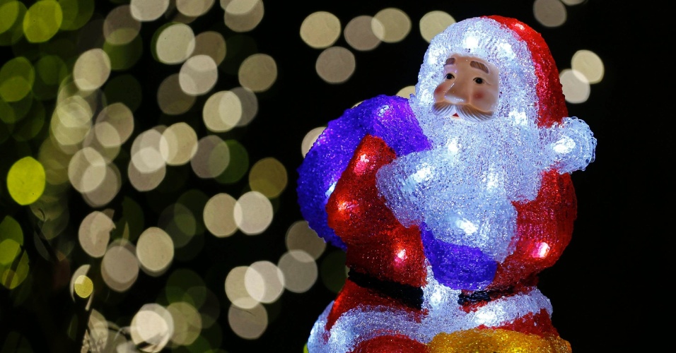 17.dez.2014 - Papai Noel faz parte da decoração de Natal de casa da cidade de Stolberg, perto da cidade de Aachen, na Alemanha