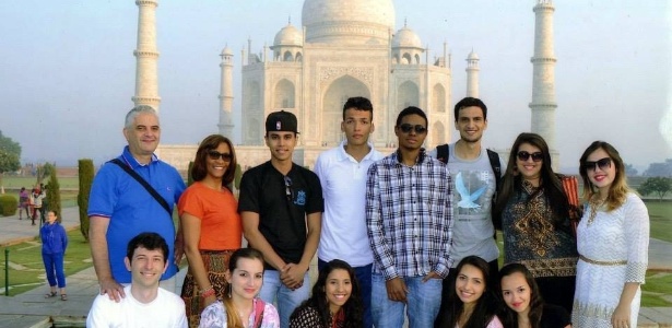 Representantes da Escola Professor Luís Magalhães durante o Festival Internacional. Depois da competição, eles puderam conhecer o Taj Mahal (foto) - Arquivo pessoal