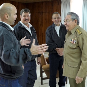 18.dez.2014 - Presidente de Cuba, Raúl Castro (direita), conversa com agentes cubanos libertados pelos Estados Unidos após retomada de relações diplomáticas com os norte-americanos - Divulgação/ Estudios Revolution/ AFP