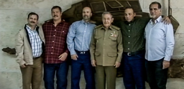 Raúl Castro recebeu os agentes libertados nesta quarta-feira em Havana. Da esquerda para a direita: Fernando Gonzalez, Ramón Labañino, Gerardo Hernández, Raúl Castro, Antonio Guerrero e Rene Gonzalez - TV Cuba