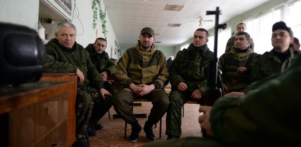 Soldados da autoproclamada República de Donetsk ouvem discurso de Putin no rádio - 14.dez.2014 - Vasily Maximov/AFP