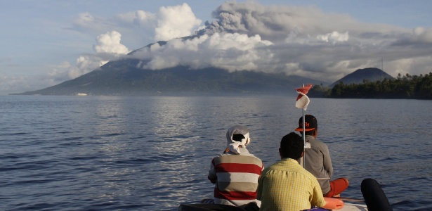 O vulcão Gamalama, na Indonésia, entrou em erupção na noite da última quinta (18) - AFP