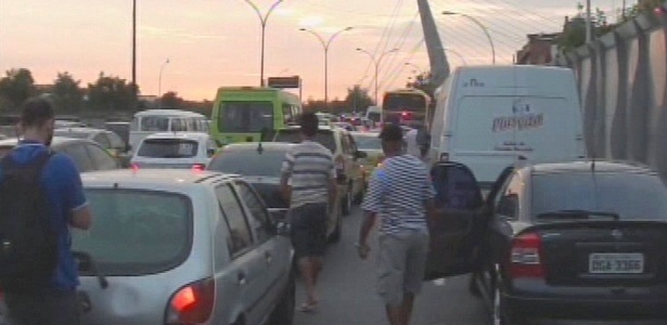 Um arrastão na Linha Vermelha fez com que motoristas abandonassem seus carros e fugissem na contramão pela via - Rerpdoução/TV Globo