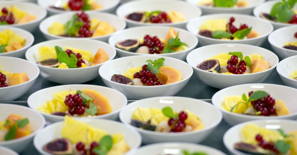 19.set.2014 - Empresa prepara pratos de frutas  para distribuição em companhia aérea, no aeroporto Charles de Gaulle, em Paris, na França