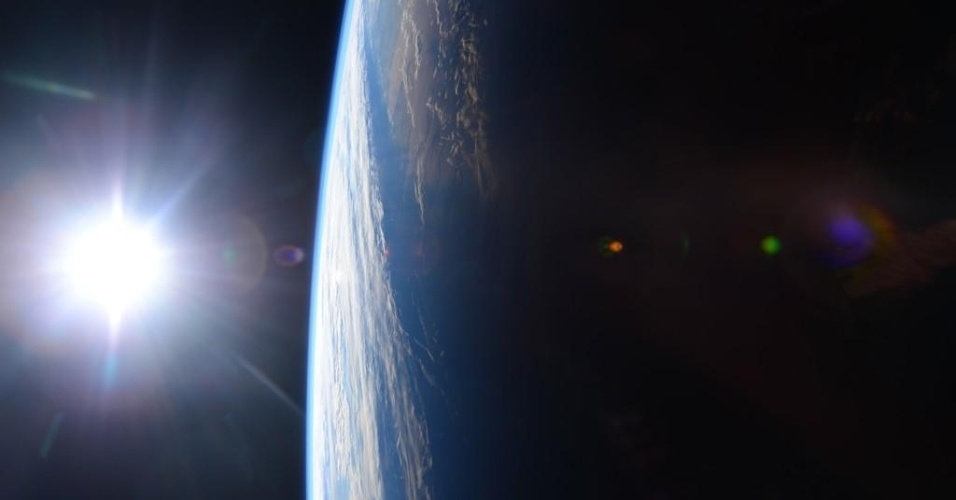 14.dez.2014 - O astronauta norte-americano Terry Virts Jr fotografou o por do sol sobre o Golfo do México e a costa dos EUA e publicou a imagem em sua conta no Twitter