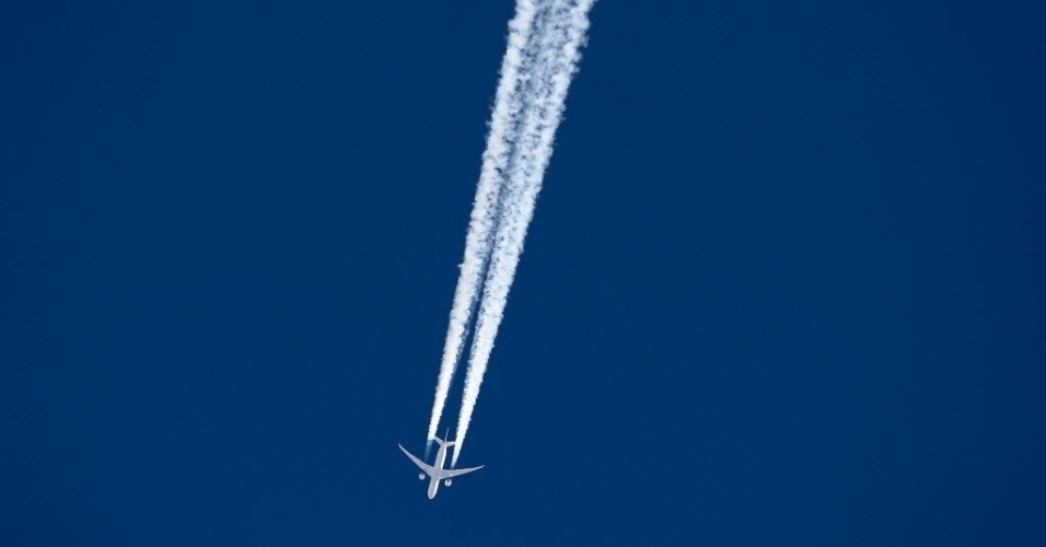 20.dez.2014 - Avião deixa rastro de fumaça no céu antes do início da competição de esqui "World Cup Super-G" em Val Gardena, na Itália, neste sábado (20)