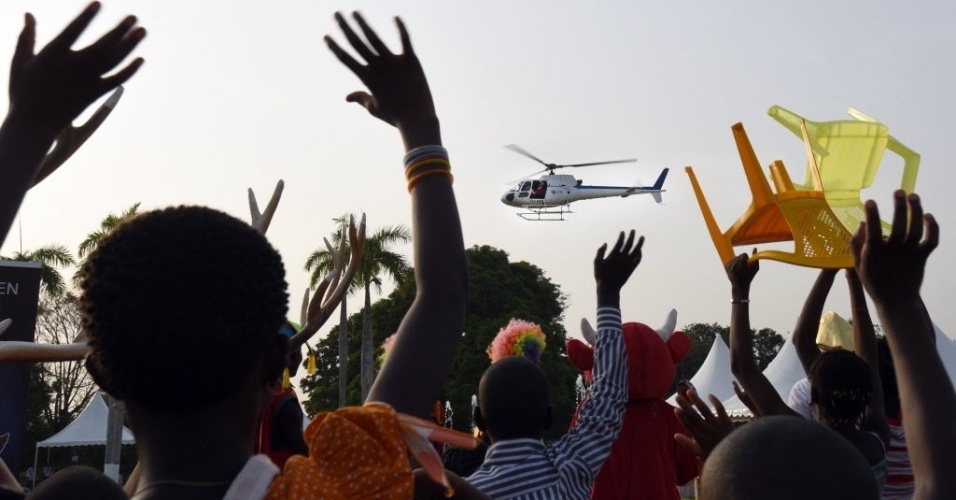 21.dez.2014 - Crianças acenam para helicóptero que transporta o Papai Noel, em Abidjan, na Costa do Marfim. O bom velhinho distribuiu presentes para mais de 3.000 crianças