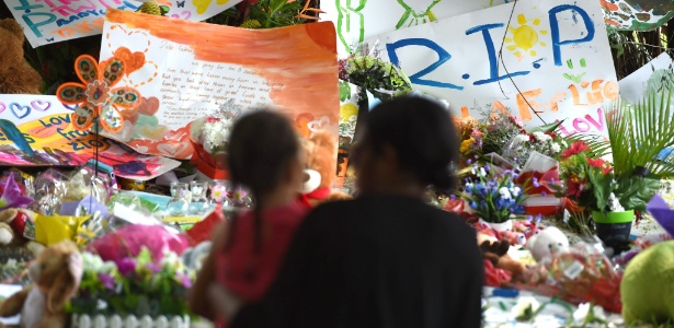 Memorial em tributo às oito crianças assassinadas na última sexta-feira (19) é visto próximo à casa onde aconteceu o crime, em Cairns